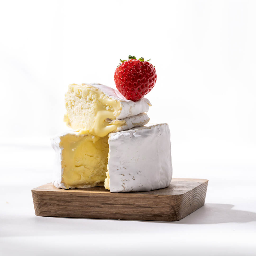 Black Cow & English Strawberries + 200g Black Cow White Star Cheese